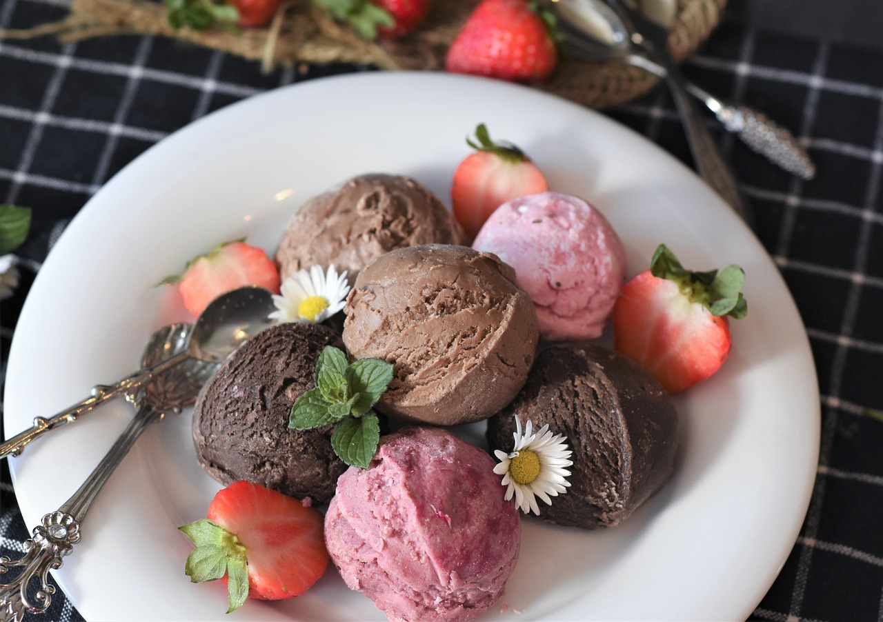 gambar es krim diatas piring bulat